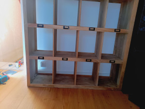 Photo de galerie - Installation d'une prise 230v derrière une bibliothèque 