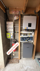Photo de galerie - Pose d’onduleur et de batterie PV