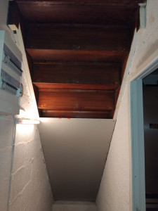 Photo de galerie - Recouvrement du dessous d'un escalier en bois 