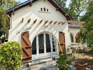 Photo de galerie - Restauration d'une façade avec des poutres d'habillage manque plus que la peinture