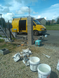 Photo de galerie - Montage pillier pour portail 