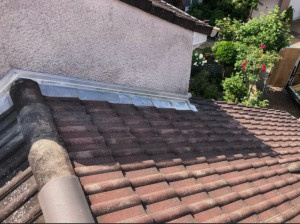 Photo de galerie - Installation d’un solin métallique pour prévenir les infiltrations d’eau