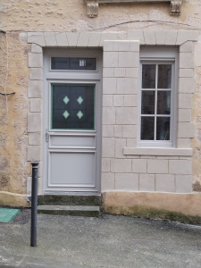 Photo de galerie - Réalisation d'enduit imitation pierre pour redonner de l'esthétisme à la façade.