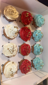 Photo de galerie - Box de cupcakes personnalisés aux couleurs rouge, blanc et bleu, décorés de perles dorées. ?✨ Réalisation sur mesure selon le thème et les couleurs souhaités.
