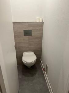 Photo de galerie - Pose d'un toilette suspendu avec placo carrelage peinture