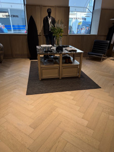 Photo de galerie - Pose de parquet dans un magasin du luxe à François 1 ER