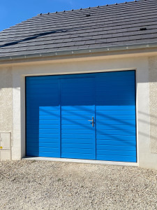 Photo de galerie - Reprise de peinture électrostatique sur porte de garage après perte de couleur d’origine : rénovation complète avec finition homogène, durable et conforme à l’aspect initial.