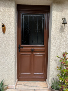 Photo de galerie - Ponçage, remise en peinture d’une porte en bois + peinture sur crépi ainsi que bâti de porte avec joint acrylique