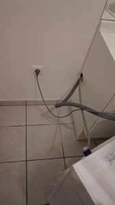 Photo de galerie - Après nettoyage derrière machine à laver dans salle de bain. 