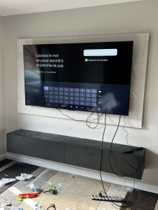 Photo de galerie - Pose télé au mur avec meubles télé et panneaux ☑️
