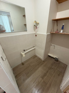 Photo de galerie - Une belle  réalisation d’une pose de carrelage imitations parquet, faïence dans un WC  