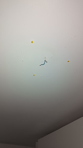 Photo de galerie - En cours de pose d'un luminaire. 