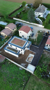 Photo de galerie - Réalisation d’un chantier : terrassement plateforme fouille de fondation - VRD - piscine - aménagement de l’allée en basalte 0.3