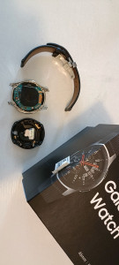 Photo de galerie - Samsung Galaxy Watch Remplacement de la batterie et coque arrière.
