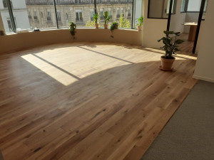 Photo de galerie - Transformation de l’espace avec une pose de parquet soignée, pour un rendu moderne, chaleureux et élégant. Travail propre, finitions de qualité et chantier réalisé avec sérieux.
