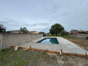 Photo de galerie - Fini de coulé le béton autour du piscine 