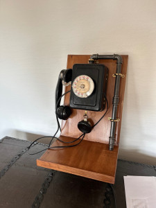 Photo de galerie - Réalisation d'un support pour téléphone vintage