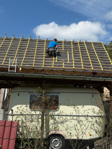Photo de galerie - Pose d’un Velux avant la mise en place des tuiles 