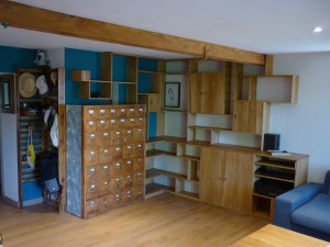 Photo de galerie - Aménagement d'inspiration Mondrian. Il fallait faire avec un décrochement de 25cm dans le mur, le compteur linky derrière monsieur patate et un coin électronique entièrement accessible.