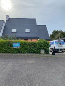 Photo de galerie - Lavage par haute pression de la toiture Plus application de deux couches de résine colorée sur la toiture les travaux sont garanti 10 ans