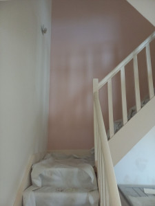 Photo de galerie - Réfection d'une cage d'escalier.: préparation du support et mise en peinture 