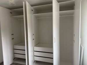 Photo de galerie - Dressing IKEA composé de 4 caisson. Aménagement choisi par le client. 