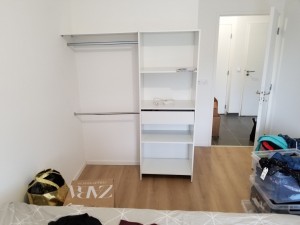 Photo de galerie - Montage du dressings et decouoe et fixation  de la penderie au mur .