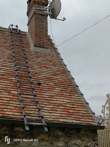 Photo de galerie - Nettoyage toiture et réparation pied de cheminée
