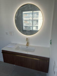 Photo de galerie - Montage d’un lavabo complet avec robinetterie et évacuation plus le miroir