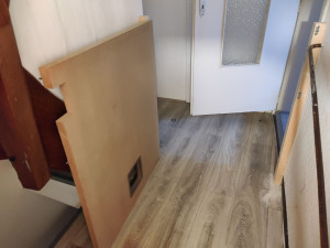 Photo de galerie - Pose d'une demi-porte pour bloquage d'accès à un chien