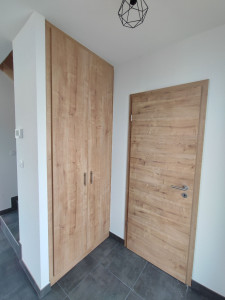 Photo de galerie - Installation de portes et réalisation d’agencements sur mesure.