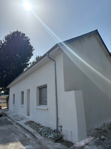 Photo de galerie - Nettoyage des façades application d’une colle projection d’un enduit grain brut 