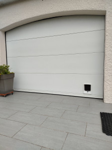 Photo de galerie - Pose d une chatière dans une porte de garage.

Découpe a la cote dans le panneau, puis montage et réglage de la chatière.