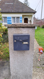 Photo de galerie - Pose d'une boîte à lettres.