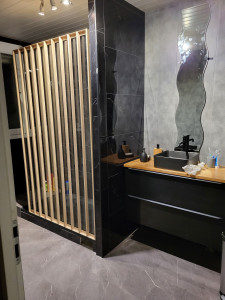 Photo de galerie - Rénovation de salle de bain avec les dalles PVC 