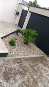 Photo de galerie - Création d'un massif avec gravillons, plantation et bordure acier ??