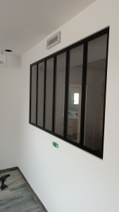 Photo de galerie - Pose de verrière atelier 6 carreaux 