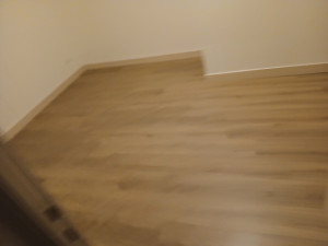 Photo de galerie - Pose de parquet flottant et de plinthe avec peinture