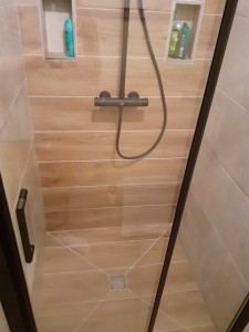 Photo de galerie - Faîence et carrelage d'une douche à l'italienne avec niche. 
Pose du mitigeur et de la paroi de douche 