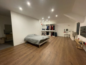 Photo de galerie - Pièce faite intégralement y compris la salle de bain derrière du sol au plafond 