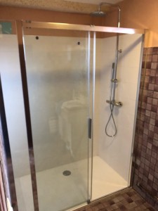 Photo de galerie - Dépose d’une ancienne baignoire remplacée par un bac à douche + faïence  