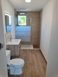 Photo de galerie - Rénovation salle de bains   pose bac à douche  faillance  pose parquet  flottant  pvc  meuble salle de bains  WC 