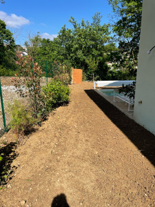 Photo de galerie - Plantation d’un haie mix , réalisation d’un gazon mix et pose d’une terrasse bois sur plots.