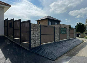 Photo de galerie - Cloture rigide avec soubassement béton et panneaux gabion.