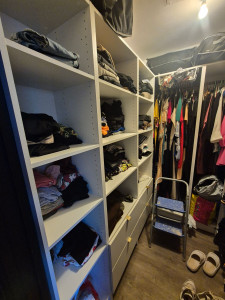 Photo de galerie - Montage  assemblage et mis en place de plusieurs modules de dressing avec tringles et tiroirs.