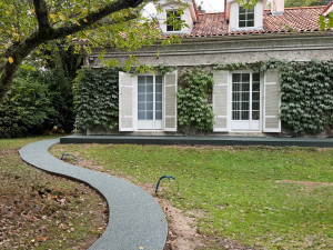 Photo de galerie - Moquette de pierre unis vert hutan avec contre marche également. ✨le rendue lui va si bien a la maison ? 