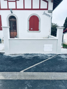 Photo de galerie - Réalisation des enduits sur murette et poteaux 
