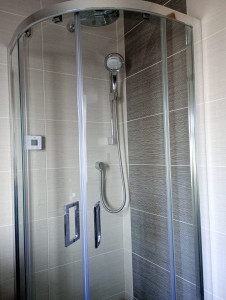 Photo de galerie - Rénovation et installation +mise en eau d'une douche avec paroi et pommeau 