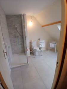 Photo de galerie - Création d'une salle de bain pour une
 personne à mobilité réduite. 