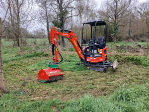 Photo de galerie - Débroussaillage avec broyeur forestier sur minipelle
